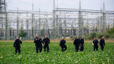 Die Polizei hat in Bergheim sechs Abschussvorrichtungen in einem Feld gefunden.  (Foto: Henning Kaiser/dpa)