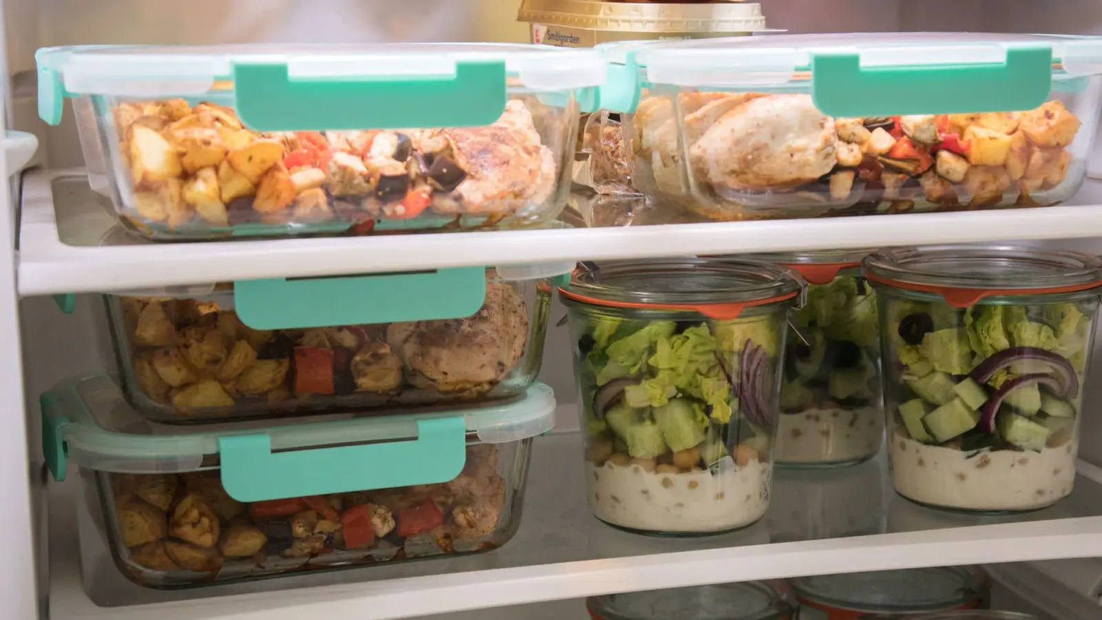Meal Prep: Erhitzte Speisen halten sich im Kühlschrank höchstens drei Tage, Salate isst man am besten innerhalb eines Tages nach der Zubereitung. (Foto: Christin Klose/dpa-tmn)