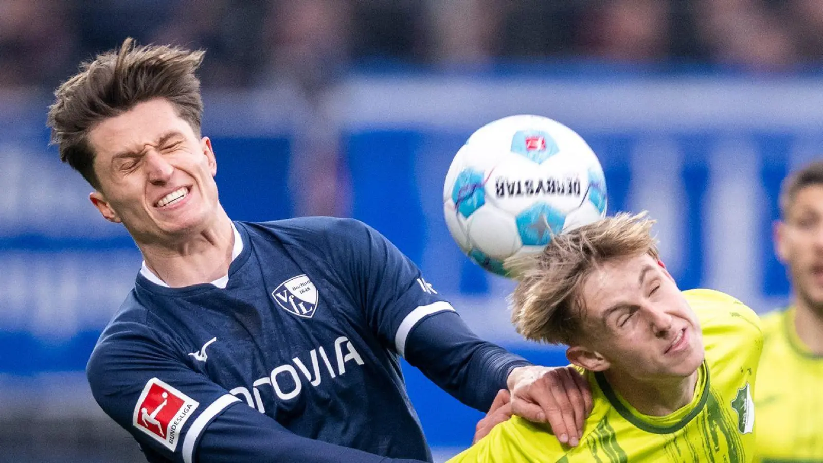 Von Beginn an zeigte sich zwischen Bochum und Hoffenheim eine umkämpfte Partie.  (Foto: David Inderlied/dpa)