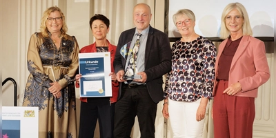 Ehrenamtsbeauftragte Gabi Schmidt mit den Ausgezeichneten Doris Schreiner, Pfarrer Dr. Ulrich Schindler und Edith Pflug und Sozialministerin Ulrike Scharf (von links) bei der Übergabe des Innovationspreises. (Foto: StMAS/Nötel/Schäffler)