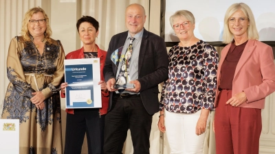 Ehrenamtsbeauftragte Gabi Schmidt mit den Ausgezeichneten Doris Schreiner, Pfarrer Dr. Ulrich Schindler und Edith Pflug und Sozialministerin Ulrike Scharf (von links) bei der Übergabe des Innovationspreises. (Foto: StMAS/Nötel/Schäffler)