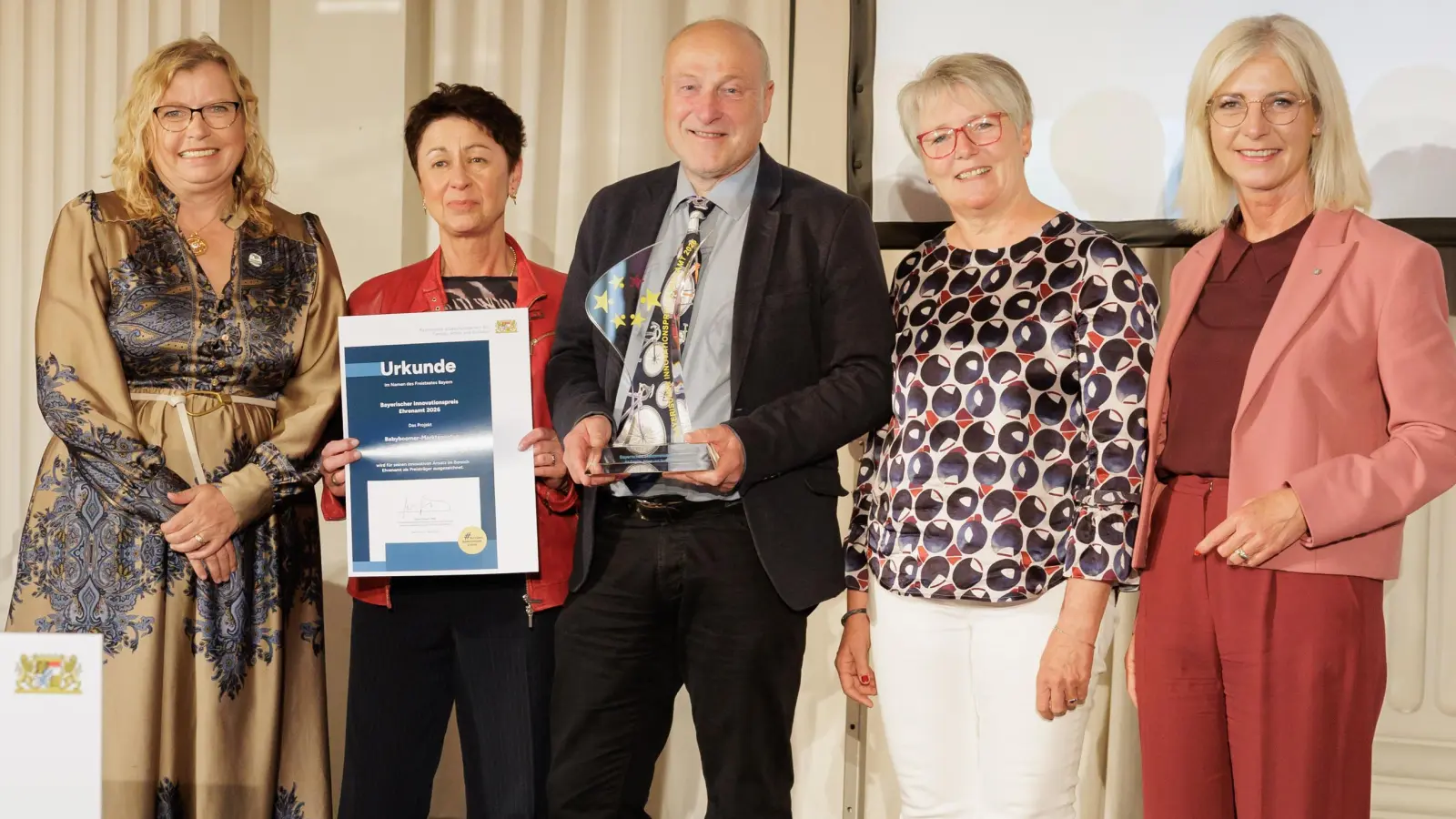 Ehrenamtsbeauftragte Gabi Schmidt mit den Ausgezeichneten Doris Schreiner, Pfarrer Dr. Ulrich Schindler und Edith Pflug und Sozialministerin Ulrike Scharf (von links) bei der Übergabe des Innovationspreises. (Foto: StMAS/Nötel/Schäffler)