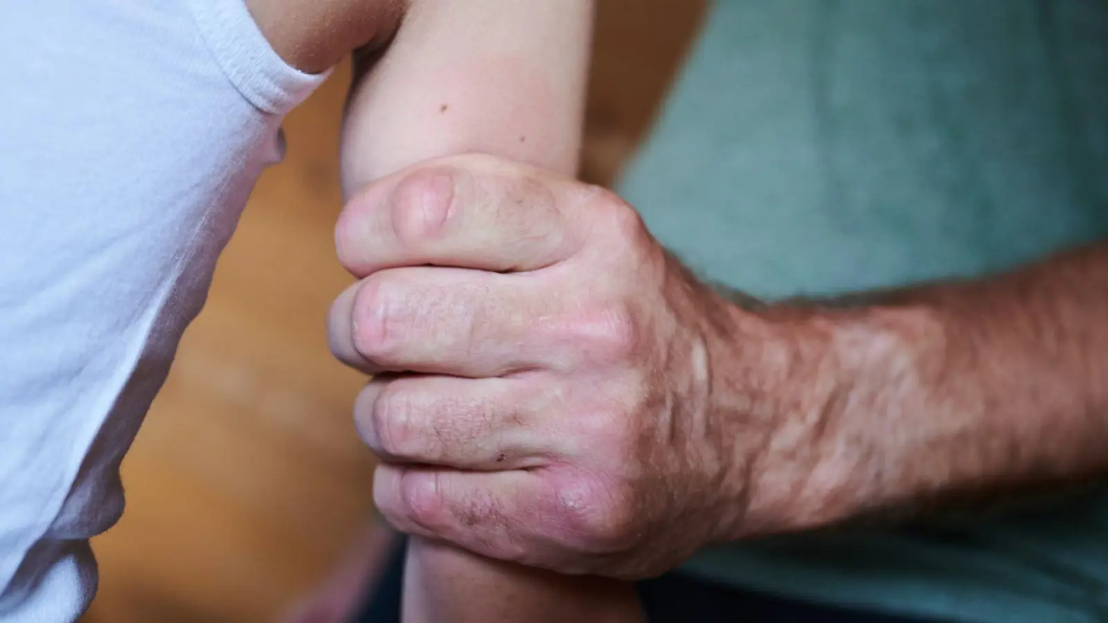 Psychische und körperliche Misshandlungen waren öfter Anlässe für eine Inobhutnahme. (Symbolbild) (Foto: Annette Riedl/dpa)