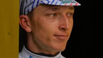 Florian Lipowitz trägt bei der Tour de France nun das Weiße Trikot des besten Nachwuchsfahrers. (Foto: Mosa'ab Elshamy/AP/dpa)