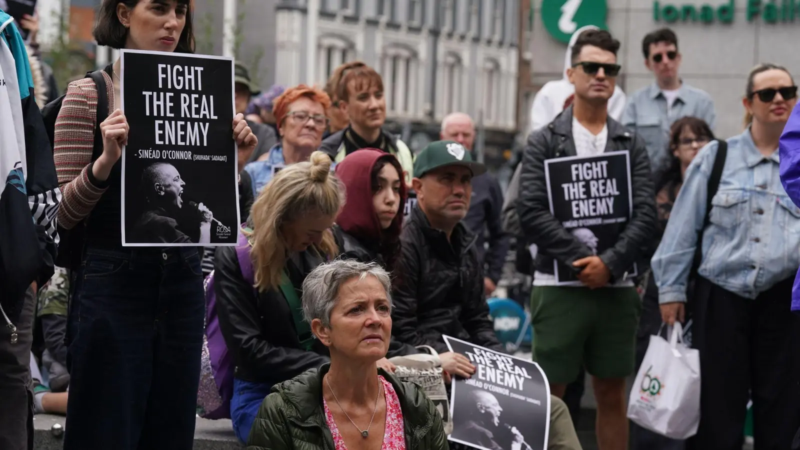 Fans beim Gedenken zum Gedenken an die verstorbene Sängerin Sinéad O&#39;Connor in Dublin. (Foto: Brian Lawless/PA Wire/dpa)