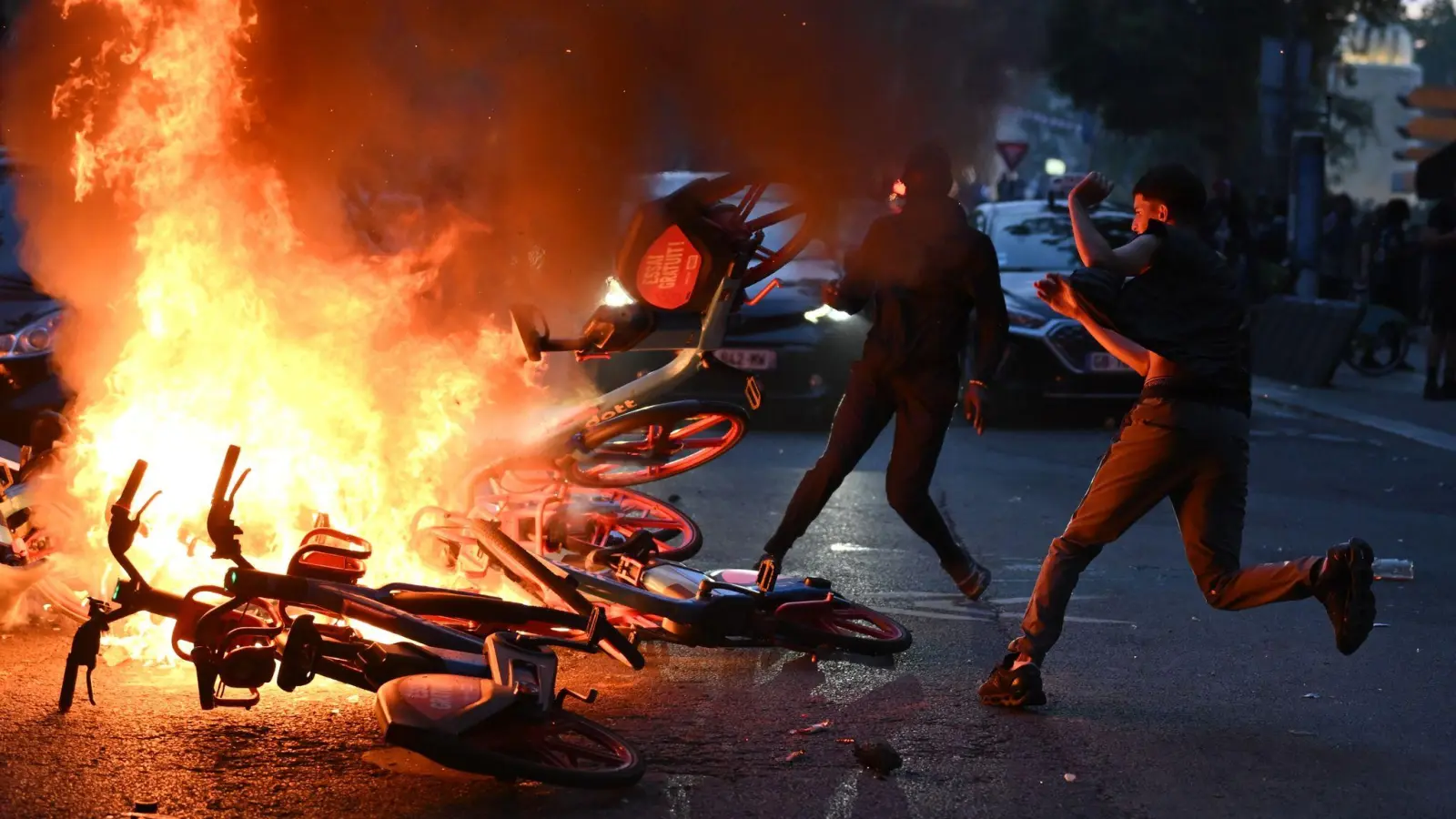 Nach dem Sieg von Paris Saint-Germain ist es in Paris zu Festnahmen und Zwischenfällen gekommen. (Foto: Julien Mattia/Le Pictorium via ZUMA Press/dpa)