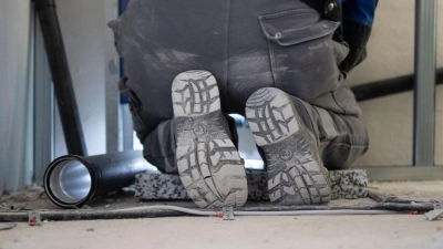 Handwerkeraufträge sollten an eingetragene Fachbetriebe vergeben werden: Haustürgeschäfte sind riskant und oft teuer. (Foto: Marijan Murat/dpa)