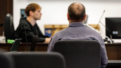 Die Generalstaatsanwaltschaft wirft dem 53-Jährigen aus Mittelfranken (Rückansicht) 95 Taten vor.  (Foto: Daniel Karmann/dpa)