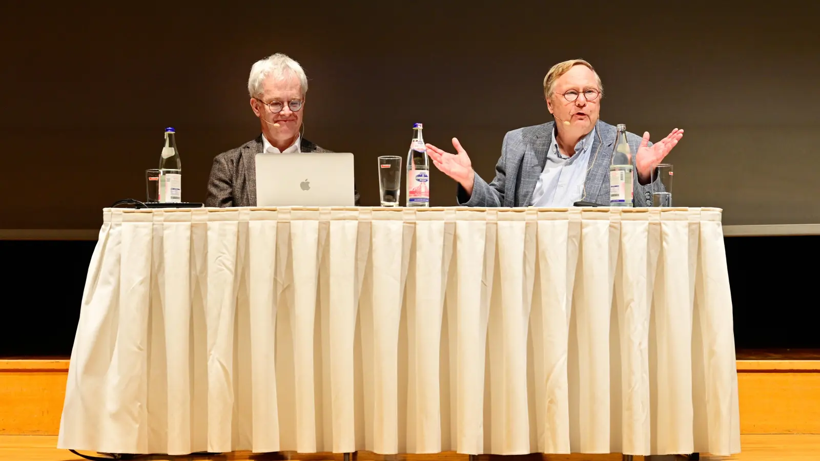 Wer mehr über Johann Sebastian Bach wissen will, ist bei der Bach-Sprechstunde an der richtigen Adresse. Intendant Dr. Andreas Bomba (rechts) hat hier Professor Dr. Peter Wollny, den Leiter des Bach-Archivs Leipzig, zu Gast. (Foto: Jim Albright)