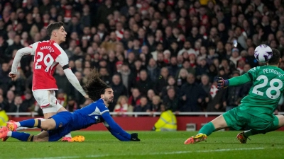 Arsenals Kai Havertz (l) traf beim deutlichen Sieg gegen Chelsea doppelt. (Foto: Kin Cheung/AP/dpa)