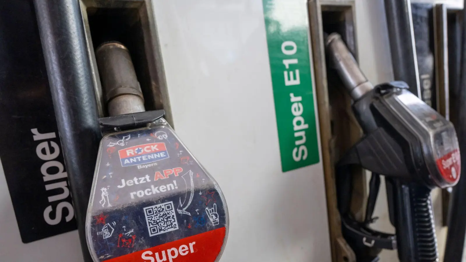 Super E10 ist typischerweise etwa sechs Cent billiger als E5, wird aber seltener getankt.  (Foto: Peter Kneffel/dpa)
