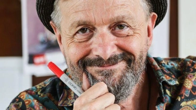 Ralf König ist schon seit 40 Jahren einer der erfolgreichsten deutschen Comiczeichner.  (Foto: Oliver Berg/dpa)