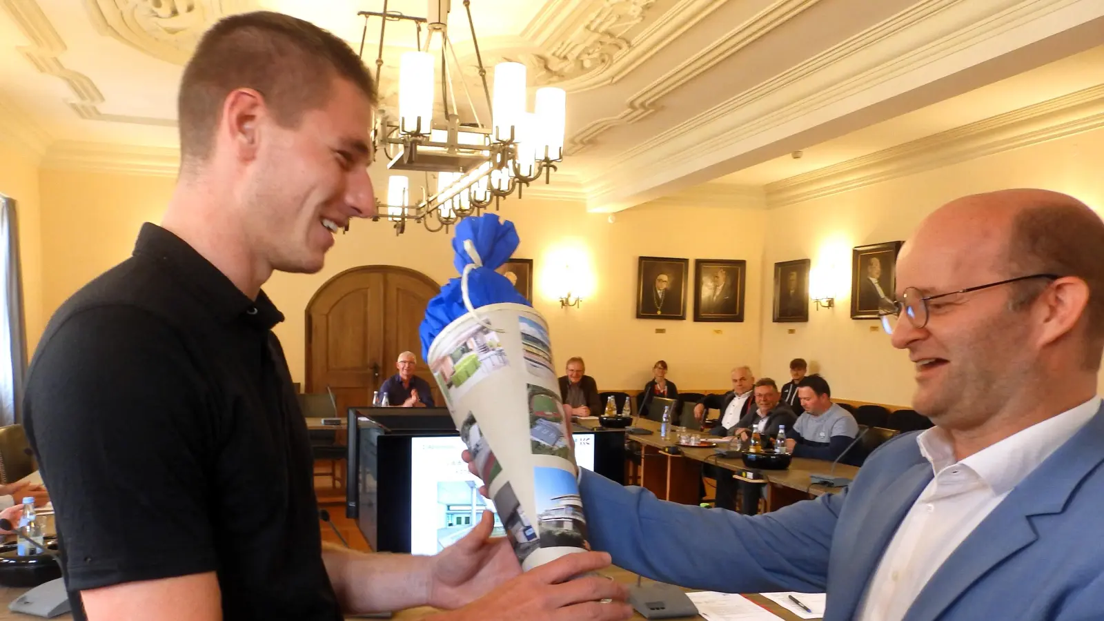 Oberbürgermeister Dr. Markus Naser (rechts) bedankte sich beim Architekten Stefan Wagner mit einer Schultüte für die Zusammenarbeit. (Foto: Karl-Heinz-Gisbertz)