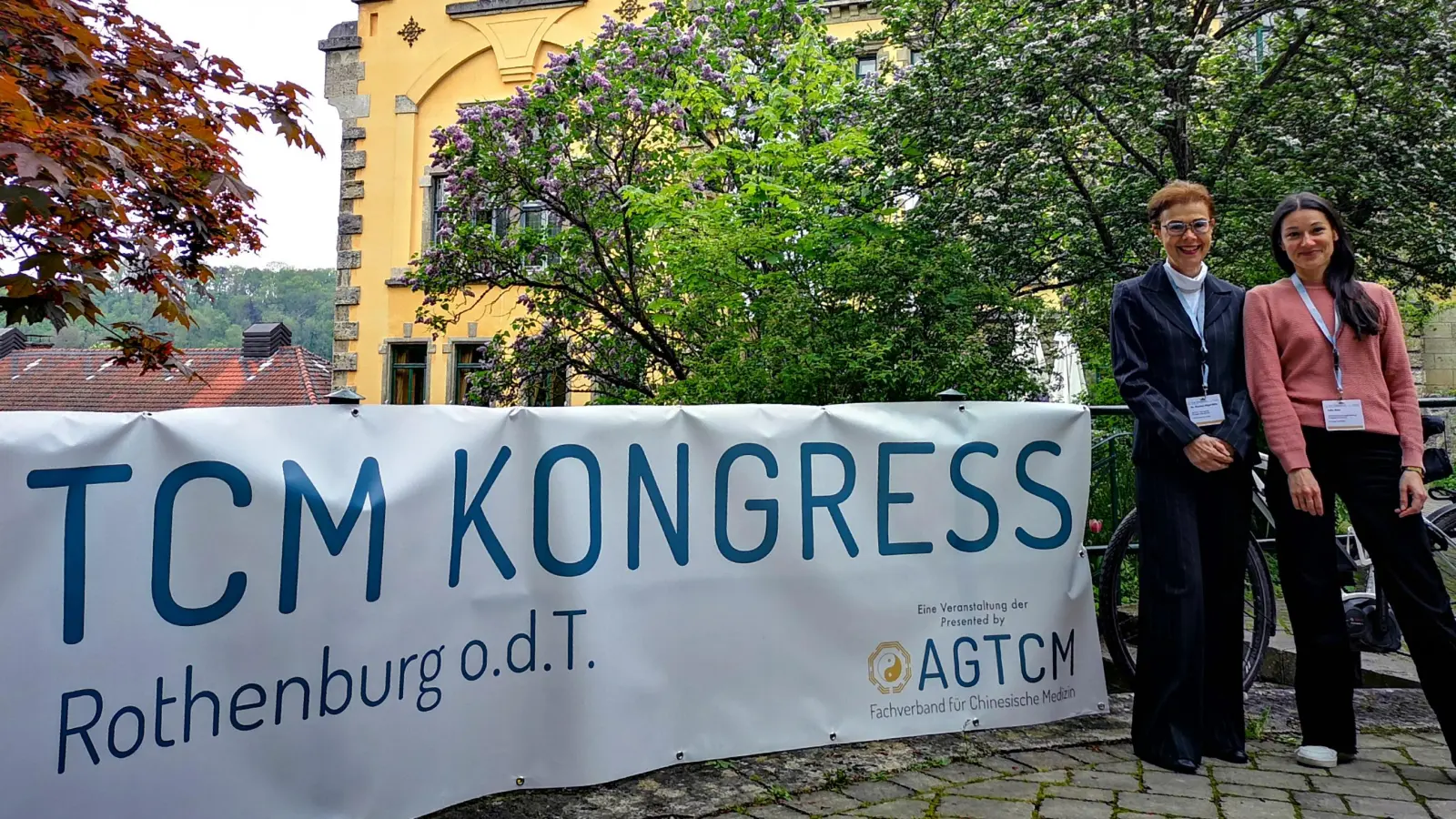 Ein vergleichbares Bild wird es in diesem Jahr nicht geben, denn der TCM-Kongress, der jahrzehntelang im Wildbad stattgefunden hatte, wird heuer in anderen Rothenburger Räumlichkeiten über die Bühne gehen. Das 2023 entstandene Foto zeigt Verbandspräsidentin Dr. Martina Bögel-Witt (links) mit Organisationsleiterin Julia Stier. (Foto: Jürgen Binder)