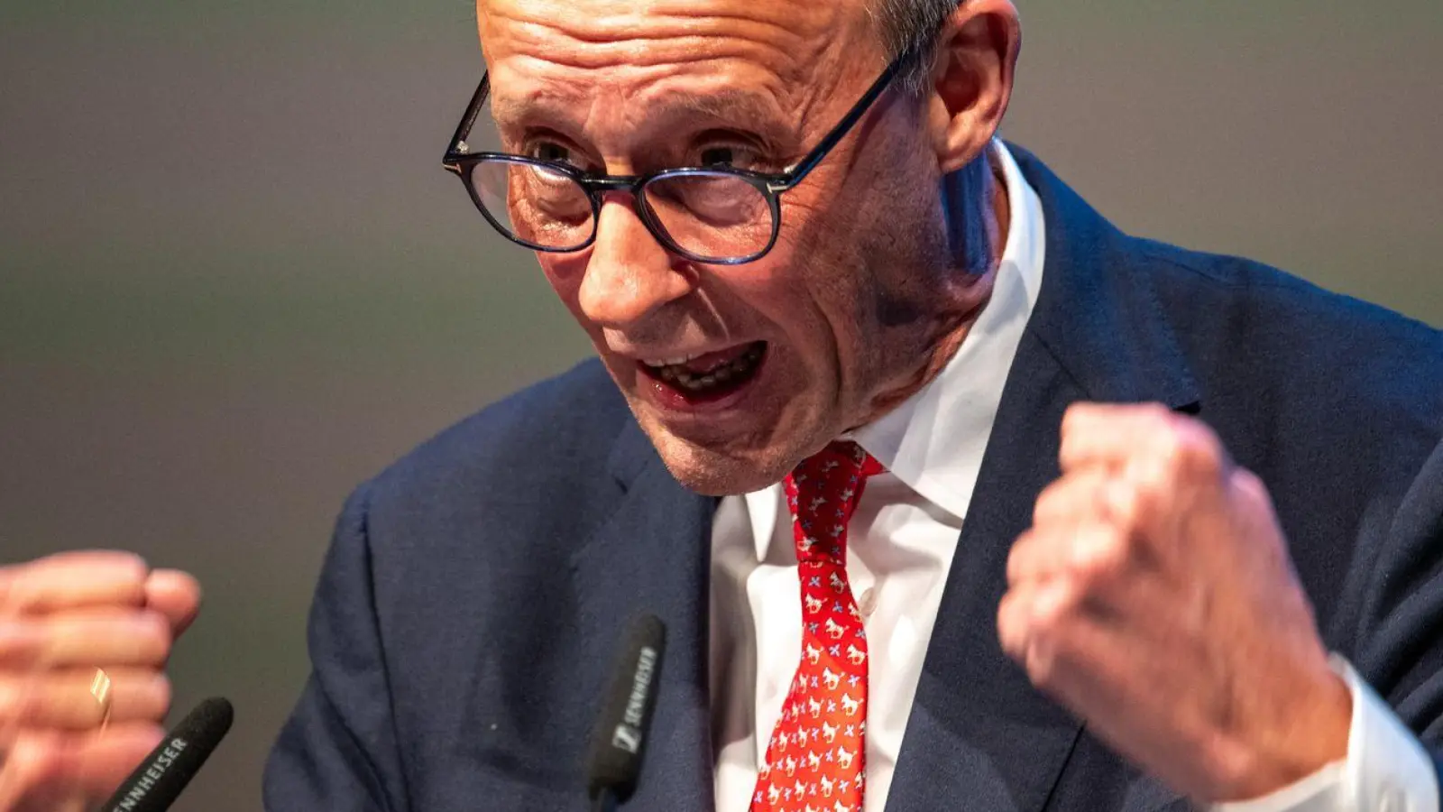 Beim Politischen Aschermittwoch in Trier gab sich Merz kämpferisch. (Foto: Harald Tittel/dpa)