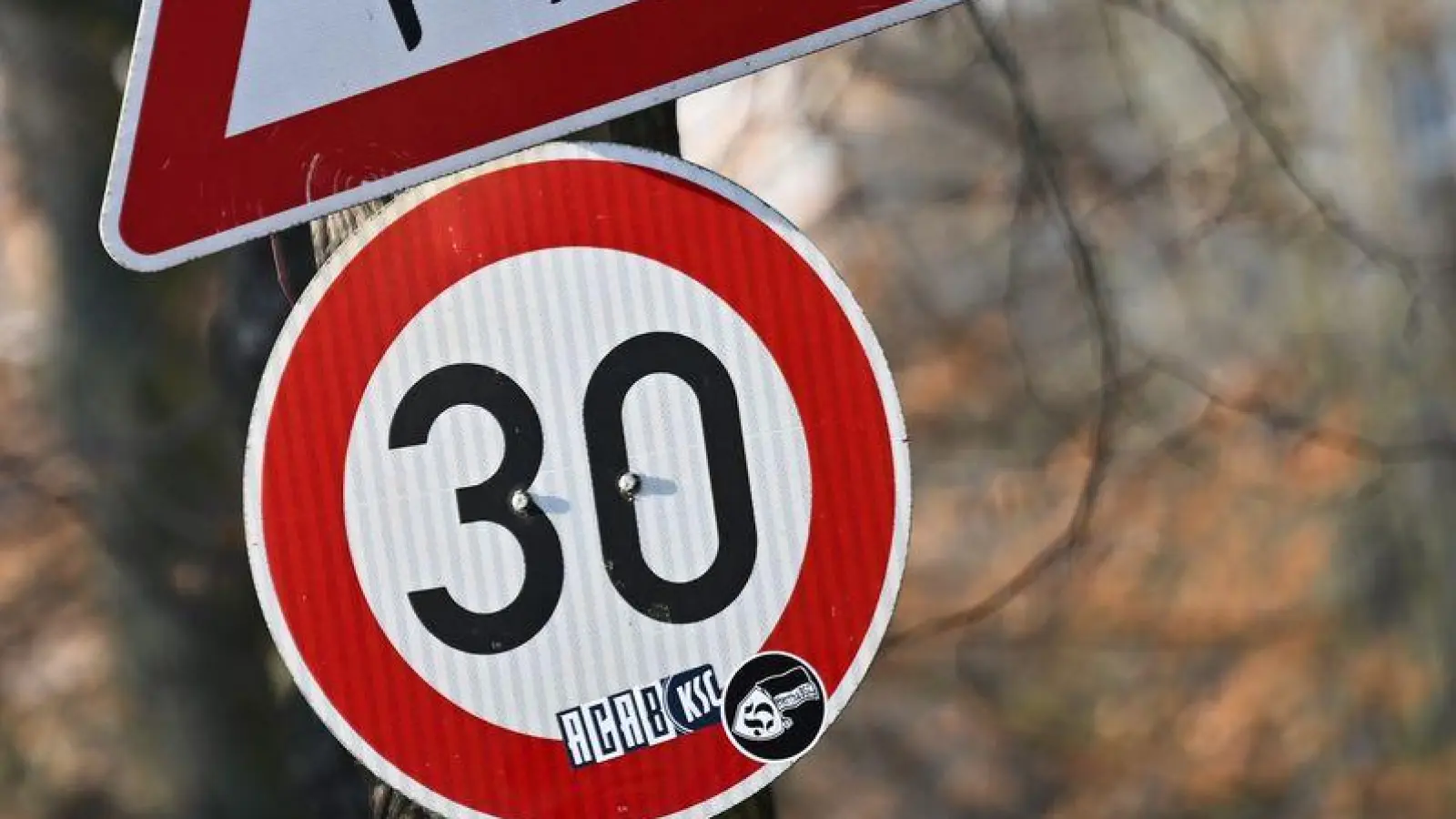 Die Möglichkeiten von Kommunen für Tempo 30 sollen ausgebaut werden. (Symbolbild) (Foto: Sebastian Christoph Gollnow/dpa)