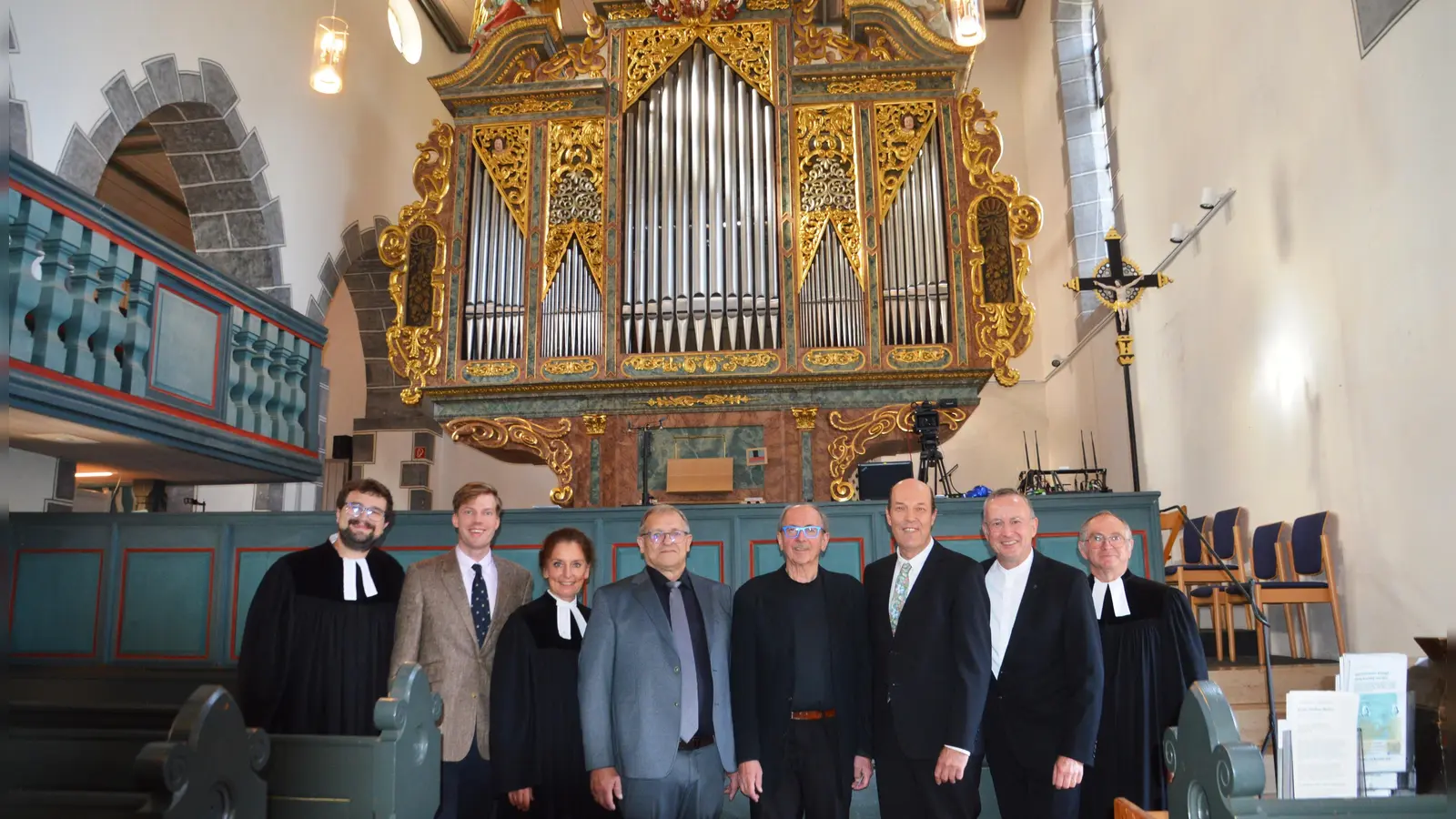 Vor der historischen Orgel Aufkirchens freuten sich (von links) Pfarrer Christian Dellert, Paul Ahrend, Pfarrerin Katharina Kemnitzer, Rainer Schülein, Orgelbeauftragter der Kirchengemeinde, Orgelsachverständiger Christoph Reinhold Morath, Orgelbaumeister Hendrik Ahrend, Landesbischof Christian Kopp und Pfarrer Dieter Gerhäuser über den Abschluss der Sanierung des barocken Instruments. (Foto: Peter Tippl)