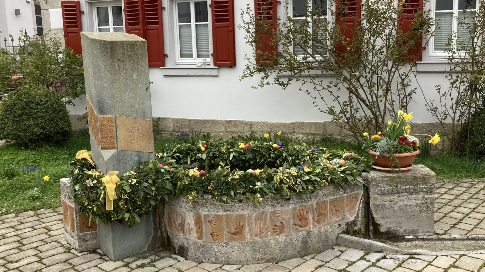 Den Osterbrunnen in Auernhofen in der Gemeinde Simmershofen haben die Landfrauen aus Auernhofen geschmückt. (Foto: Ute Niephaus)