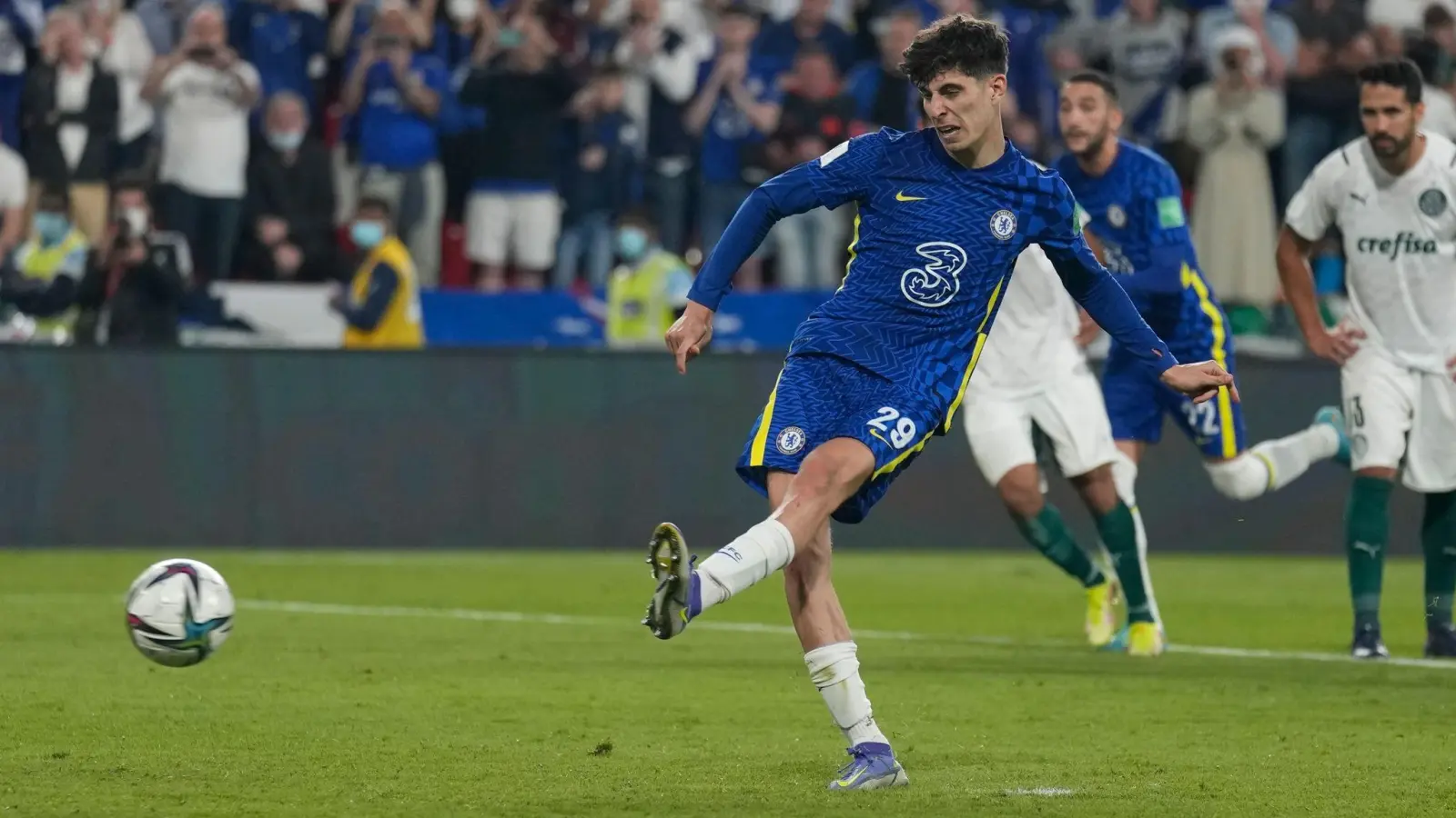 Kai Havertz vom FC Chelsea trifft per Elfmeter zum 2:1. (Foto: Kamran Jebreili/AP/dpa)