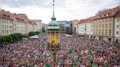 Auf dem Balkon des Rathauses feiert die Mannschaft des SC Magdeburg den Sieg im Finale der Handball-Champions-League. (Foto: Klaus-Dietmar Gabbert/dpa)