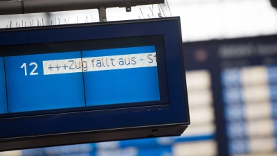 Wenn der Zug komplett ausfällt, gilt: Zugbindung weg – Reisende dürfen kostenlos eine andere Bahnverbindung nehmen oder das Ticket erstatten lassen. (Foto: Daniel Reinhardt/dpa/dpa-tmn)