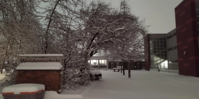 In Westmittelfranken entfällt am Montag der Präsenzunterricht. So wie die Weinbergschule in Ansbach sind die Schulen komplett eingeschneit. (Foto: Robert Maurer)