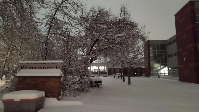 In Westmittelfranken entfällt am Montag der Präsenzunterricht. So wie die Weinbergschule in Ansbach sind die Schulen komplett eingeschneit. (Foto: Robert Maurer)