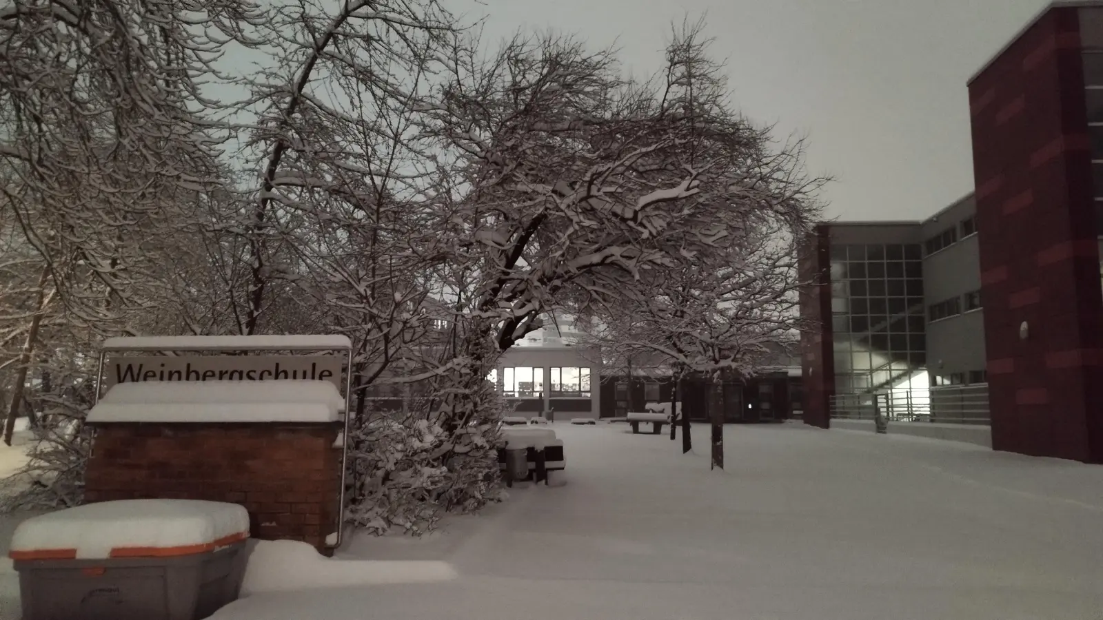 In Westmittelfranken entfällt am Montag der Präsenzunterricht. So wie die Weinbergschule in Ansbach sind die Schulen komplett eingeschneit. (Foto: Robert Maurer)