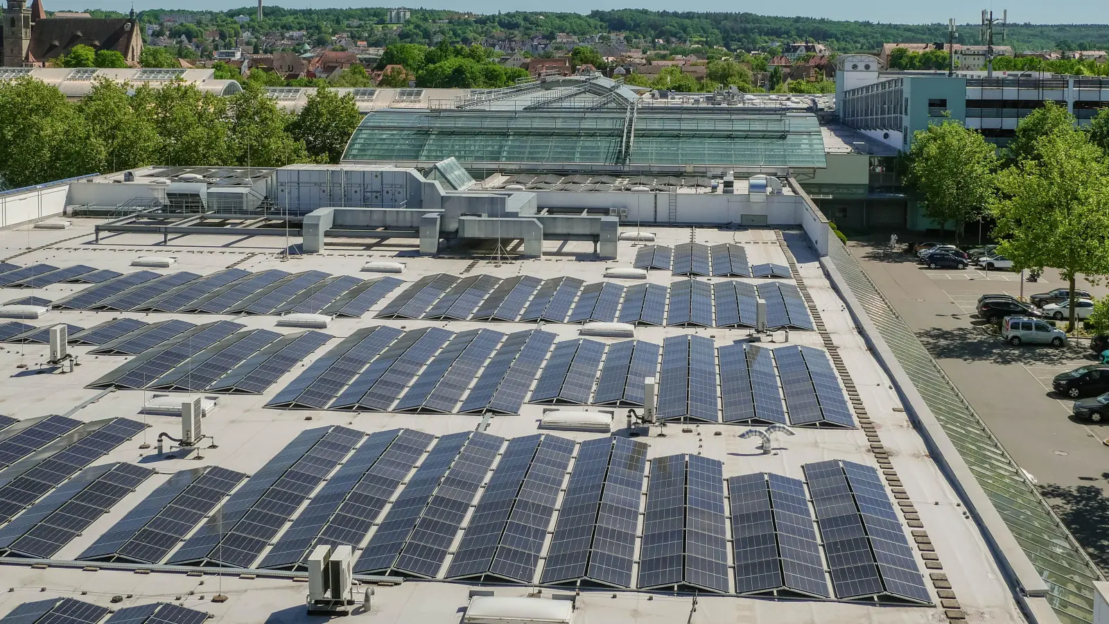 Seit Mai hat das Brücken-Center eine Photovoltaikanlage im Betrieb. Mit dieser könnten rund 140 Drei-Personen-Haushalte im Jahr mit Strom versorgt werden. Das Center produziert für den Eigenverbrauch. (Foto: Nina Saulich)