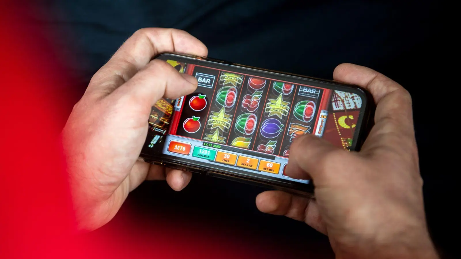 Anbieter von Online-Glücksspielen benötigen in Deutschland eine behördliche Erlaubnis. (Symbolbild) (Foto: Sina Schuldt/dpa)