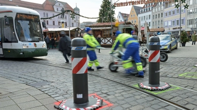 Die Poller sollen Besitzer des Augsburger Christkindlesmarkts schützen. (Foto: Malin Wunderlich/dpa)