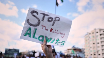 Mehrere Tote und zahlreiche Verletzte soll es bei den Zusammenstößen zwischen Alawiten und Unterstützern der Regierung gegeben haben.  (Foto: Omar Albam/AP/dpa)