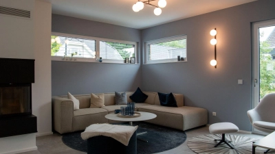 Die richtige Größe eines Sofas für das Wohnzimmer hat nicht nur etwas mit seinen Maßen zu tun. Sondern auch mit seiner Wirkung im Raum. (Foto: Laura Ludiwg/dpa-tmn)