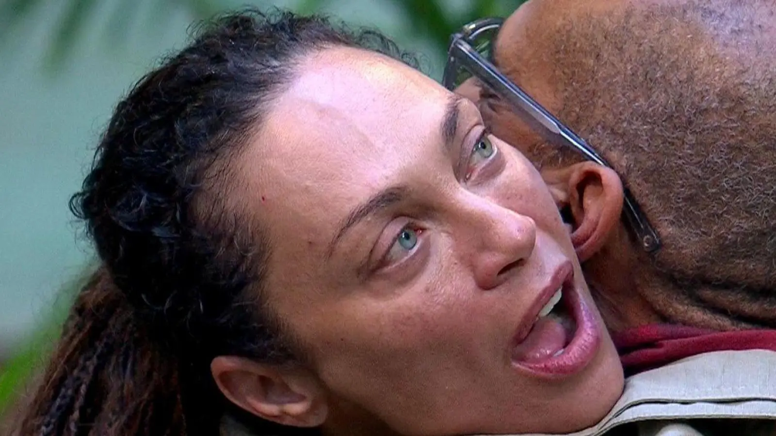 Die Dschungelkönigin und ihr Dschungelprinz: Lilly Becker umarmt Schauspieler Pierre Sanoussi-Bliss. (Foto: -/RTL/dpa)