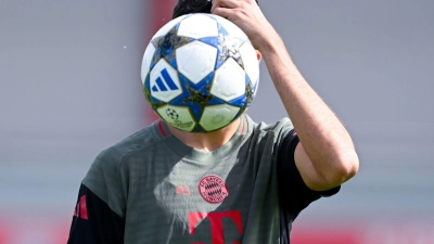 Bayerns Aleksandar Pavlovic mit Ball in Aktion  (Foto: Sven Hoppe/dpa)