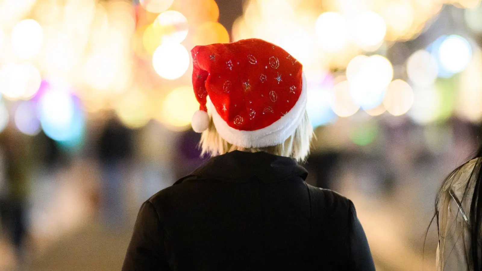 Mit letzter Kraft in Richtung Weihnachtsurlaub? Wer die eigenen Ansprüche reflektiert, kann Stress oft besser begegnen. (Foto: Julian Stratenschulte/dpa/dpa-tmn)