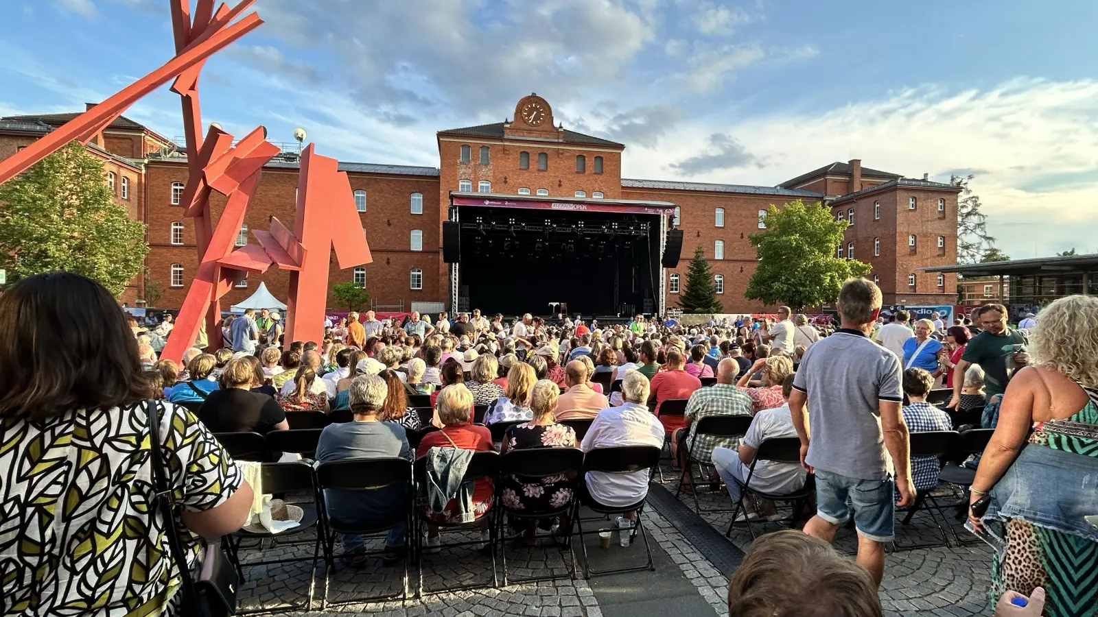 Ausverkaufter Campus am Freitag: Das Ansbach Open 2024 startet mit Martina Schwarzmann. (Foto: Susanne Pfahler)