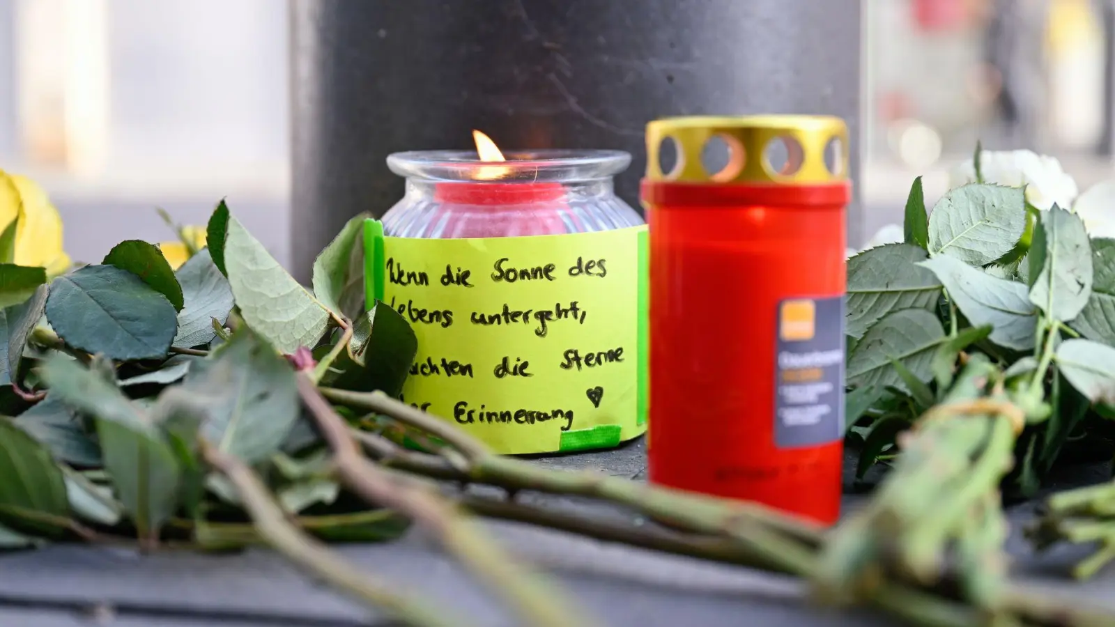 Mit Blumen wird nach der Todesfahrt am Tatort der Opfer gedacht.   (Foto: Uwe Anspach/dpa)