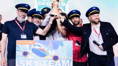 Die Macher von „Sky Team“ feiern die Auszeichnung. (Foto: Christoph Soeder/dpa)