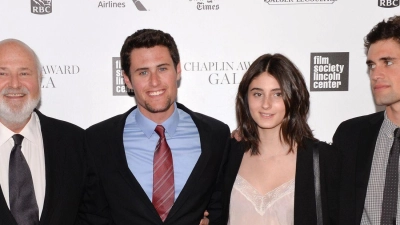 Rob Reiner und Ehefrau Michele (links) sind tot - Nick Reiner (ganz rechts) ist unter Mordverdacht in Haft. (Archivbild) (Foto: Evan Agostini/Invision/AP/dpa)