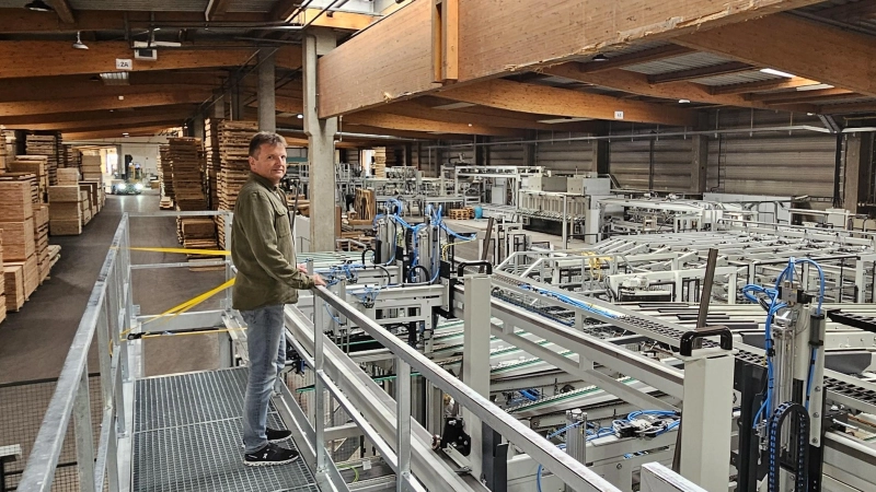 Holzverarbeitung mit modernster Technik: Geschäftsführer Martin Seierlein beobachtet den Aufbau der neuen Verleimlinie, deren Testläufe im Dezember beginnen sollen. (Foto: Wolfgang Grebenhof)