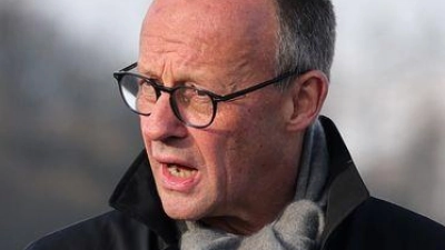 Bundeskanzler Friedrich Merz (CDU) spricht bei der Eröffnung der Rahmedetalbrücke.  (Foto: Rolf Vennenbernd/dpa)