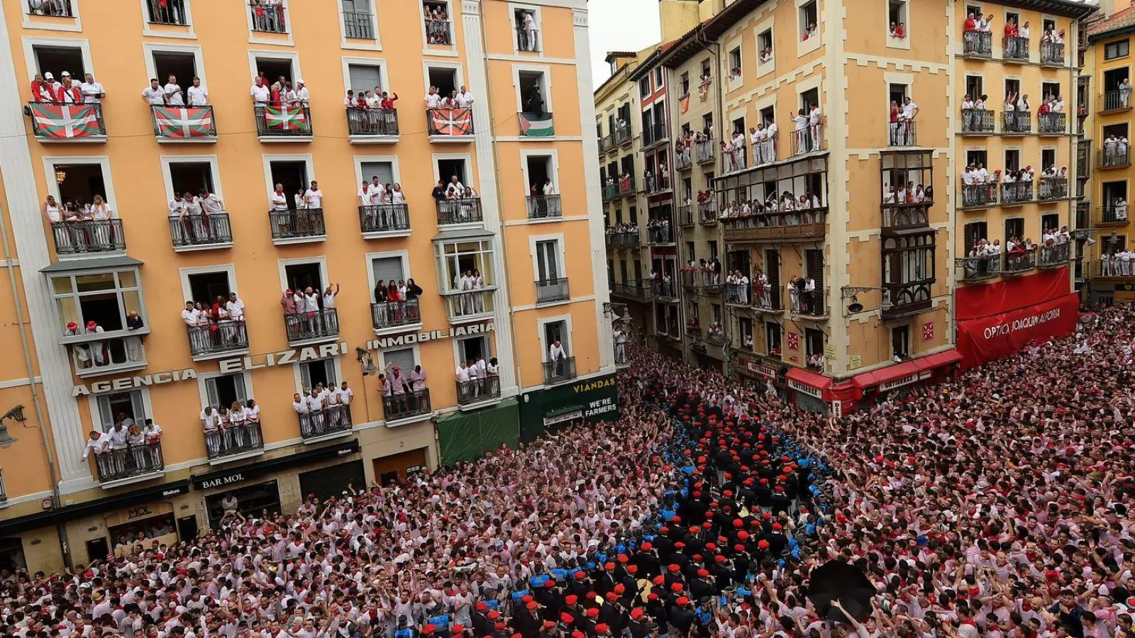 Eine begeisterte Menschenmenge feiert die Eröffnung des Sanfermín-Festes. (Foto: Alvaro Barrientos/AP/dpa)