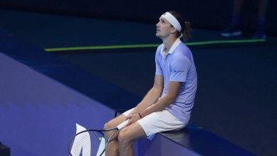 Alexander Zverev verpasst sein drittes Finale beim Jahresendturnier der ATP. (Foto: Antonio Calanni/AP/dpa)