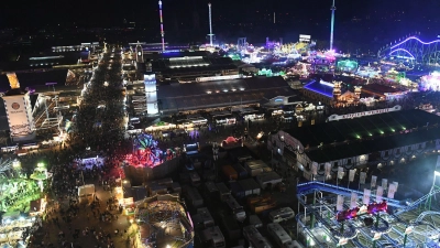 Zwei Ordner sollen gegen die Oktoberfestverordnung verstoßen haben. (Archivbild) (Foto: Felix Hörhager/dpa)
