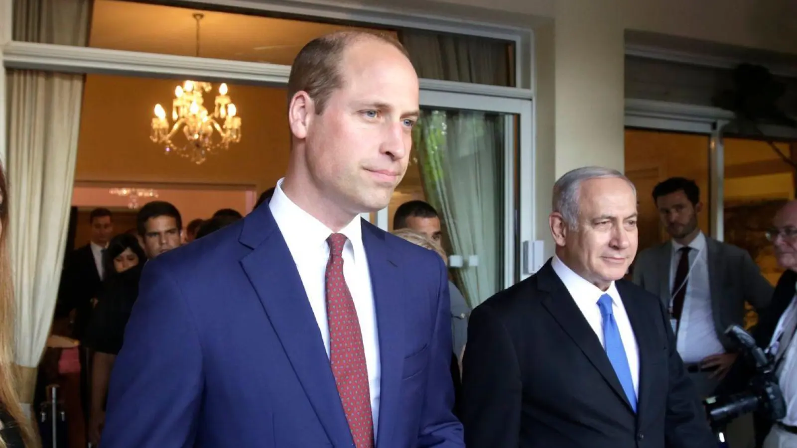 Der britische Prinz William (m) 2018 mit dem israelischen Ministerpräsidenten Benjamin Netanjahu in Israel. (Foto: Sebastian Scheiner/AP/dpa)