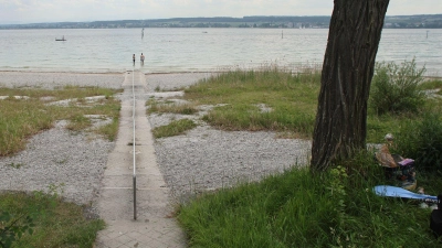 Das Wasser im größten See Deutschlands ist aktuell so niedrig wie selten um diese Jahreszeit. (Foto: Oliver Hanser/dpa)