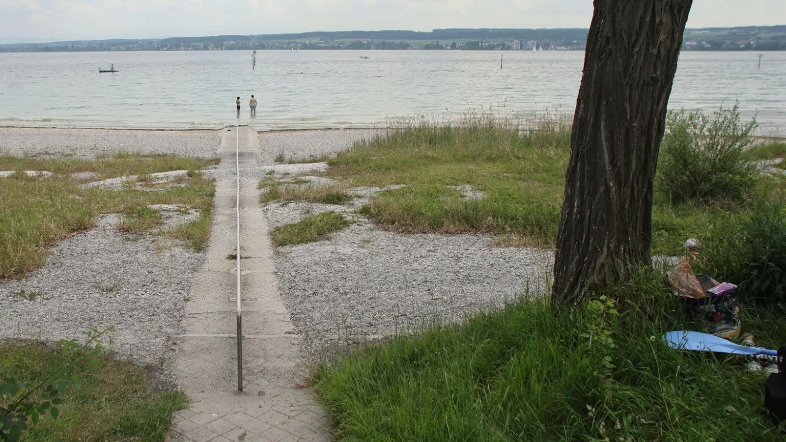 Das Wasser im größten See Deutschlands ist aktuell so niedrig wie selten um diese Jahreszeit. (Foto: Oliver Hanser/dpa)