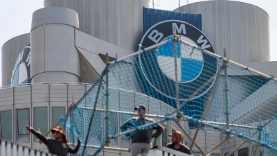 Keine drei Wochen, nachdem Zehntausende BMW-Mitarbeiter in Deutschland ihre Abfindungsangebote bekommen haben, schließt der Autohersteller das Programm. (Archivbild) (Foto: Peter Kneffel/dpa)