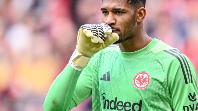 Sah bei Freiburgs 2:2 am Sonntag nicht gut aus: Frankfurt-Keeper Kauã Santos. (Foto: Harry Langer/dpa)